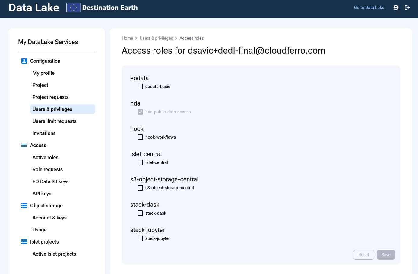 ../../_images/guest-user-access-roles-manage-users.png